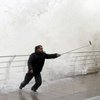 Неудачное селфи: в Одессе парня во время снимка смыло волной