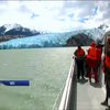 У чилійському національному парку відвідувачам показали велетенський айсберг