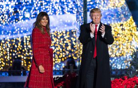 Дональд Трамп впервые на посту президента зажег огни на главной елке США 