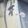 Убийца скинула девушку на рельсы метро и не дала вылезти на платформу (видео)