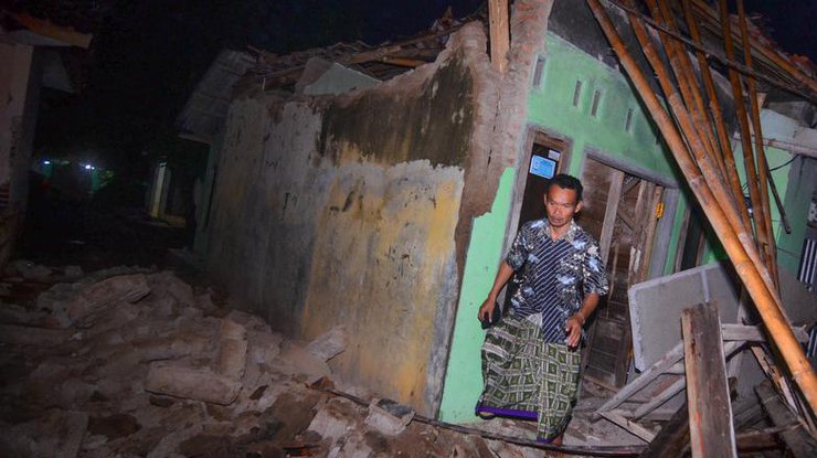 В Индонезии произошло мощное землетрясение, есть погибшие 