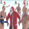 У Франції Санта Клауси купалися в крижаній воді