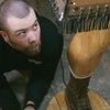 "Рождественская история": мужчина сделал лампу в форме собственной ноги (видео)