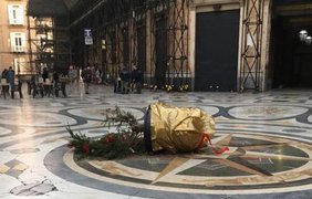 В Италии снова случился курьез с праздничной елкой (фото)