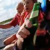 Аллигатор запрыгнул в лодку к туристам (видео)