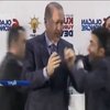 На президента Турции во время выступления набросился поклонник (видео)