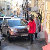В Киеве "автоледи" создала пробку на тротуаре 
