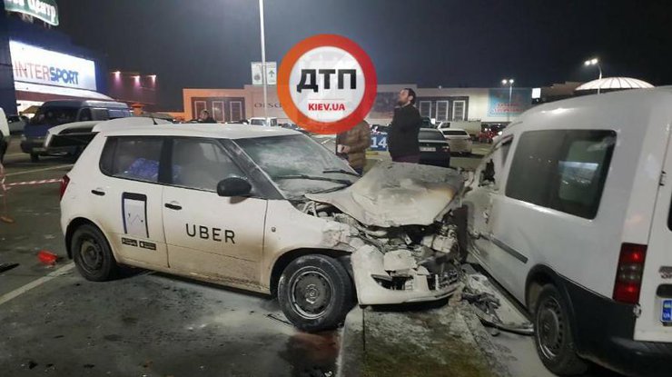 В Киеве пылающее такси протаранило иномарку 