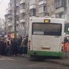 В Москве автобус врезался в остановку, погибли люди (видео)