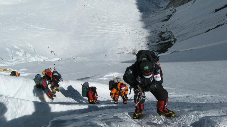 Власти Непала запретили подниматься на Эверест