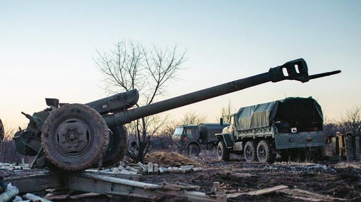 Под Луганском боевики из артиллерии обстреляли мирных жителей 