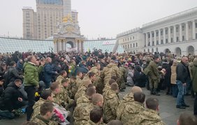 В Киеве на Майдане Независимости прощаются с военными. Фото: Вера Савченко