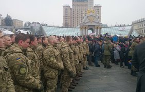 В Киеве на Майдане Независимости прощаются с военными. Фото: Вера Савченко