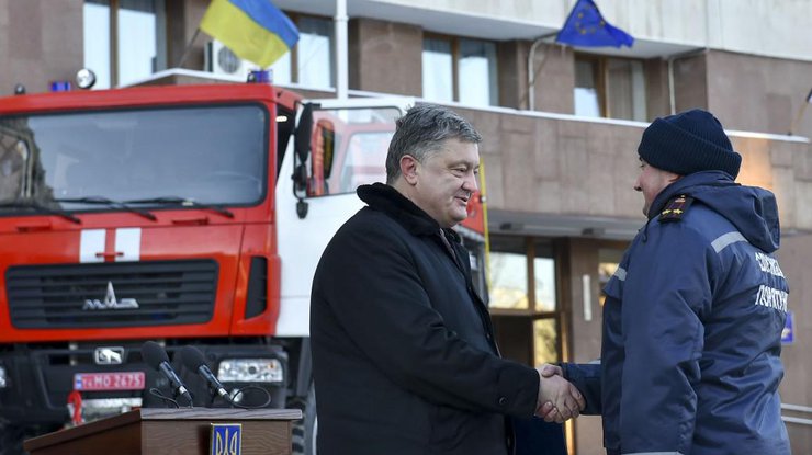 Порошенко вручил спасателям ключи от новых пожарных машин / Фото: Администрация президента Украины