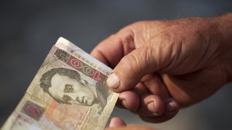 Украинцы забирают деньги из банков