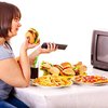 Кушать перед телевизором опасно для всей семьи - ученые
