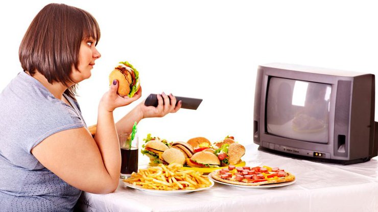 Ученые объяснили почему нельзя есть перед телевизором