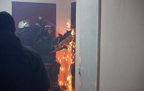 Спасателям пришлось взламывать двери в квартиру