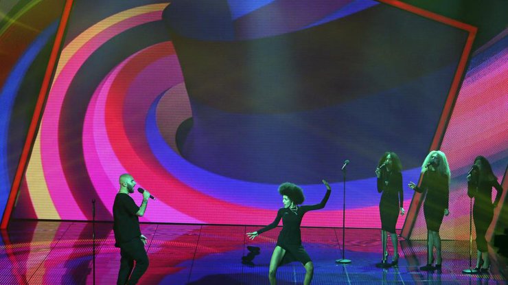 Группа "Сальто Назад" во время выступления в первом полуфинале нацотбора на Евровидение-2017 
