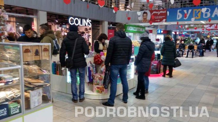 Киевляне массово скупают подарки любимым на 14 февраля