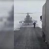 В Казахстане вертолет сел на трассу, чтобы спросить дорогу (видео) 