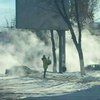В Киеве горячий фонтан заливает улицу (видео)