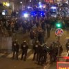 В Париже полицейские применили слезоточивый газ к протестующим против их жестокости 