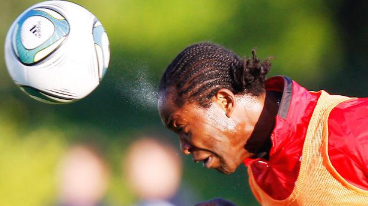 Удары головой по футбольному мячу приводят к мозговым нарушениям