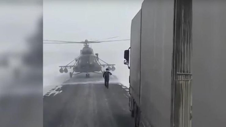В Казахстане вертолет сел на трассу