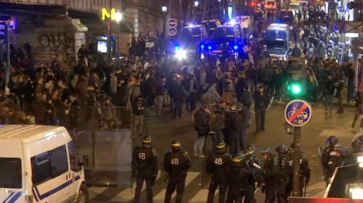 В Париже полиция разогнала протестующих слезоточивым газом 