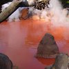 "Кровавый пруд" в Японии: захватывающие фото необычного гейзера