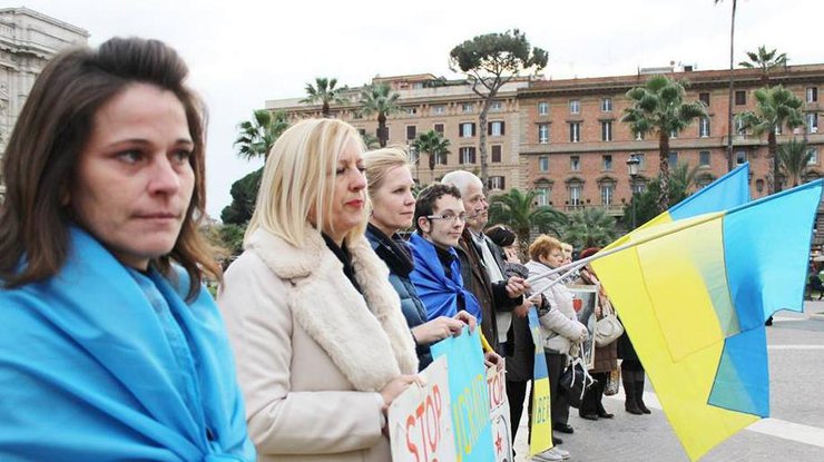 Украинцы провели акцию протеста под посольством России в Италии