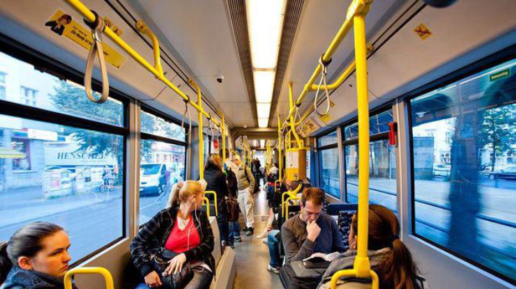 Автобус будет курсировать между станциями метро "Черниговская" и "Политехнический институт"