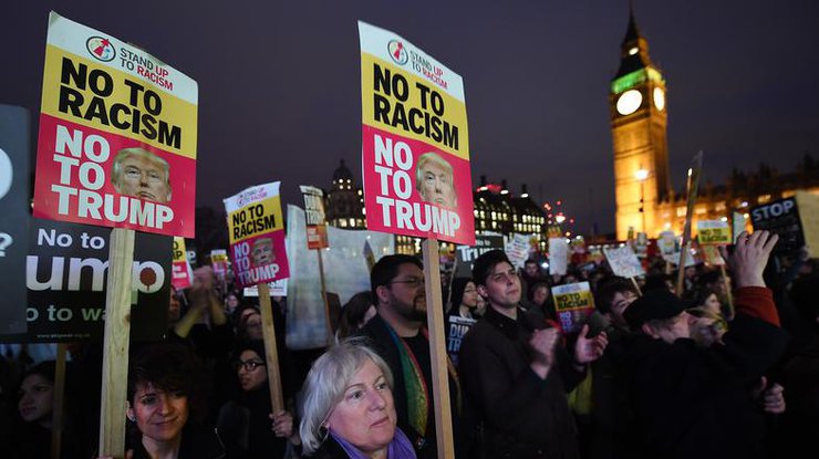 В Великобритании тысячи людей протестуют против визита Трампа