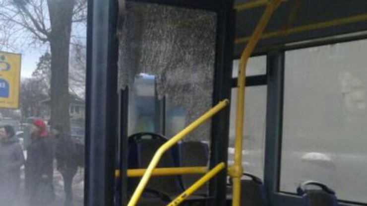 В киевском троллейбусе лопнуло стекло