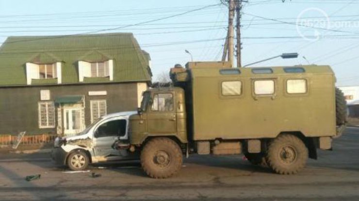 В Мариуполе военные автомобиль протаранил Renault Kangoo. Фото: 0629