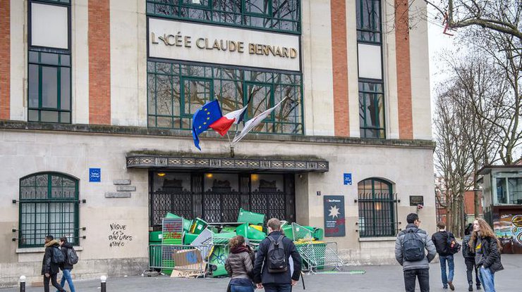 Сотни старшеклассников заблокировали входы в десятки школ в Париже