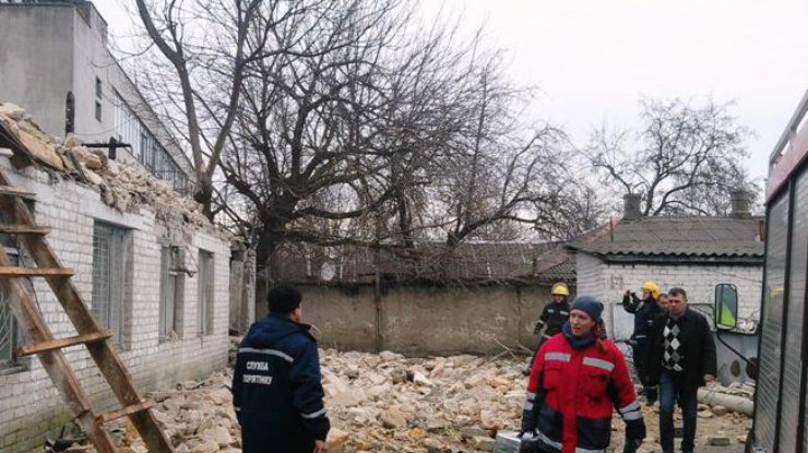 В Херсонской области спасатели попали под завал здания 