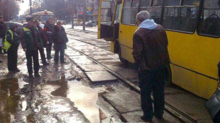 В Киеве маршрутка провалилась в яму