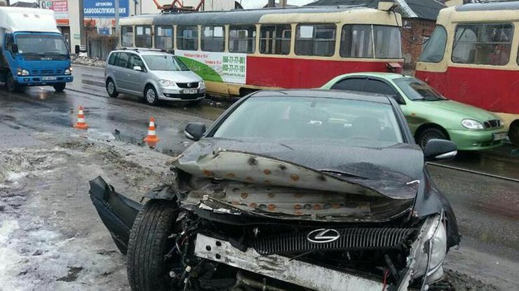В Харькове дорогая иномарка въехала в трамвай. Фото: соцсети