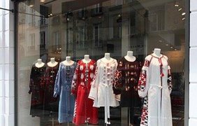 Панорамные витрины модного магазина Colette в Париже украсили платья и вышитые рубашки от Виты Кин