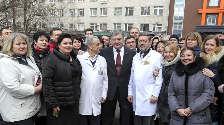 Порошенко наградил врачей и военных медиков за помощь раненым бойцам