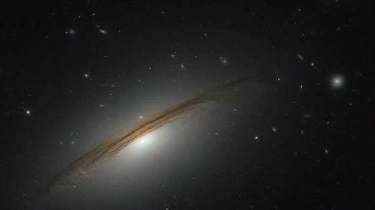 UGC 12591 вращается вокруг своей оси на скорости около 1,8 миллиона километров в час