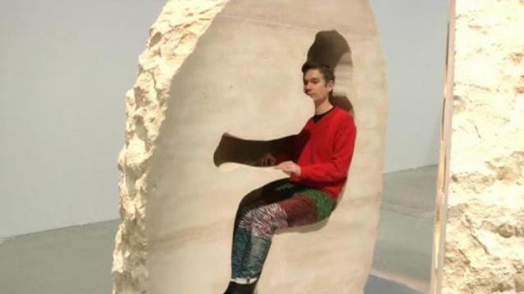 Французский художник замурует себя в камне 