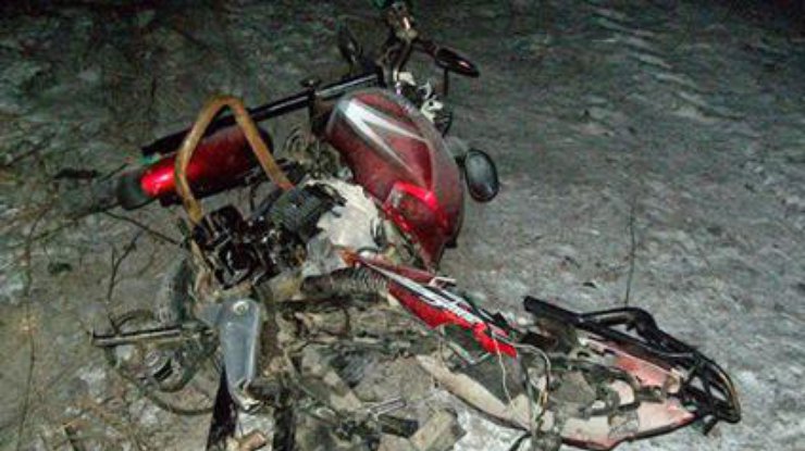 От полученных телесных повреждений мотоциклист погиб на месте происшествия