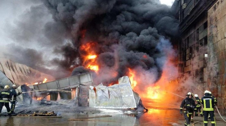 В Киеве на Подоле пылает судостроительный завод