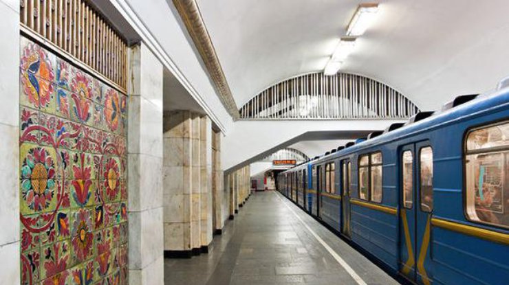 В Киеве закрыли станцию метро "Крещатик" из-за сообщения о минировании
