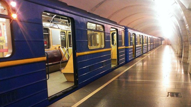 В метро Киева ограбили женщину прямо в вагоне поезда