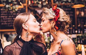 Блондинка устроила яркую вечеринку в стиле "Dolce & Gabbana"