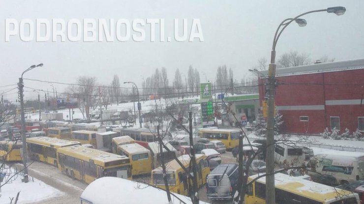 Киев засыпало снегом. Фото: podrobnosti.ua